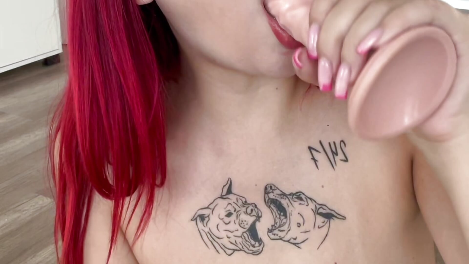 striptease, wet dildo sucking - video av Nyvera cam-modell