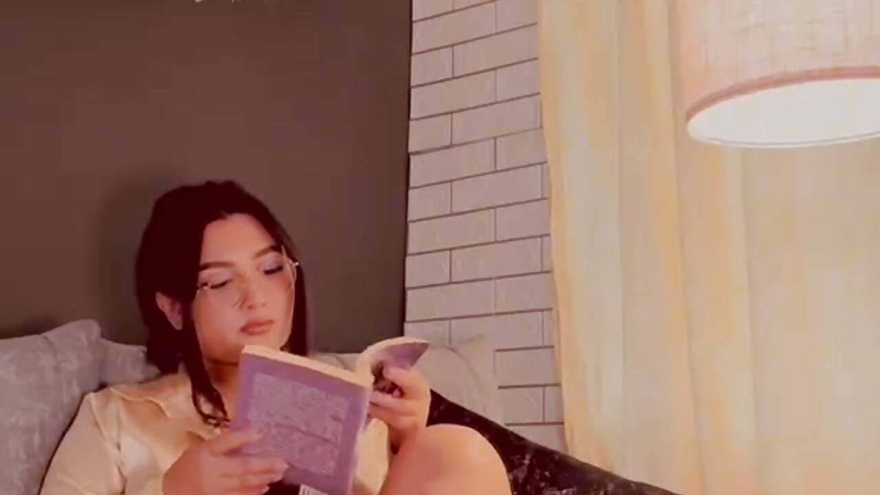 Join me in reading a little.🌸 - vidéo du modèle de showcams Milapearl__