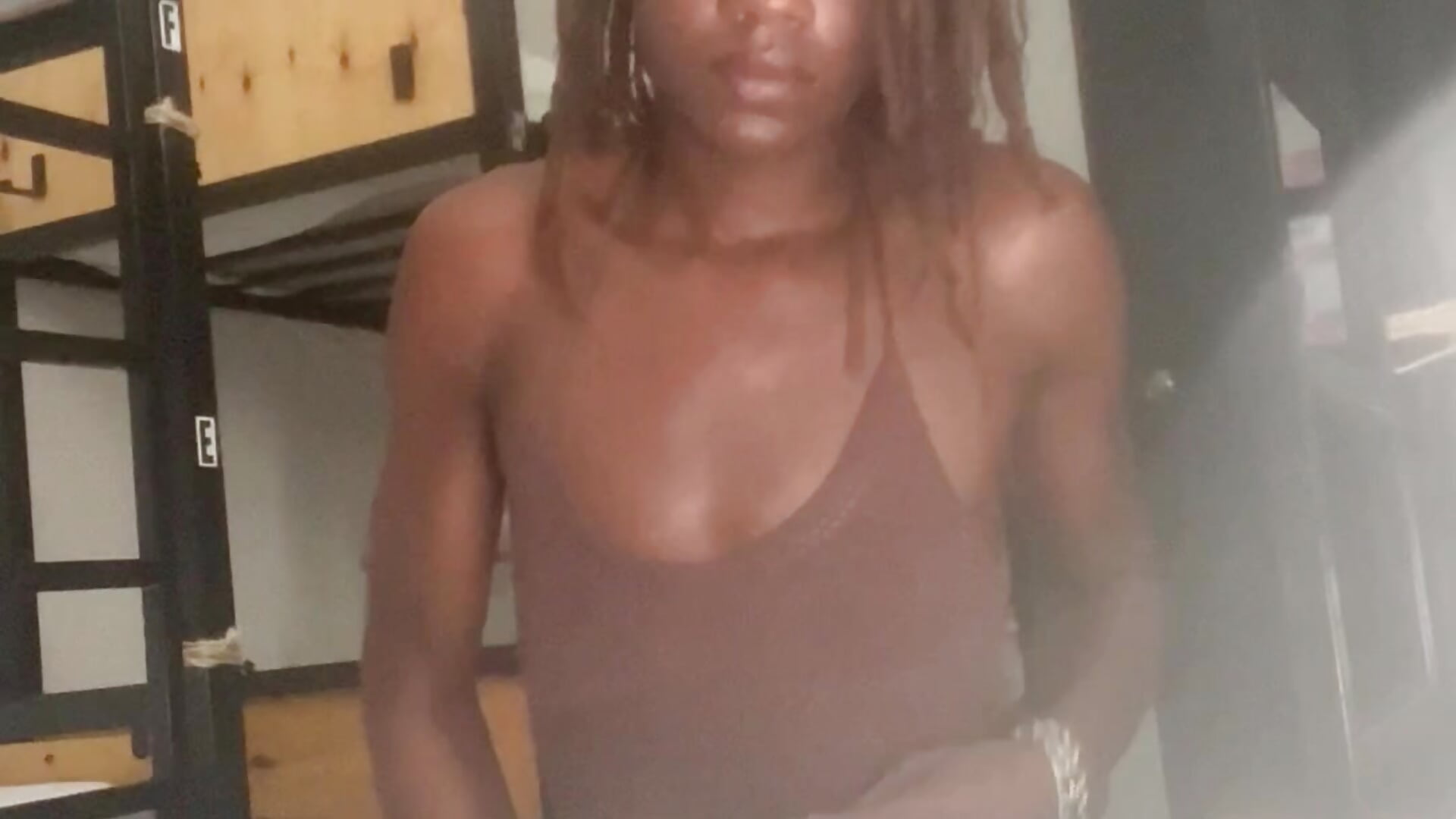 Quick dick flash while sneaking around - βίντεο μοντέλου brookebritain