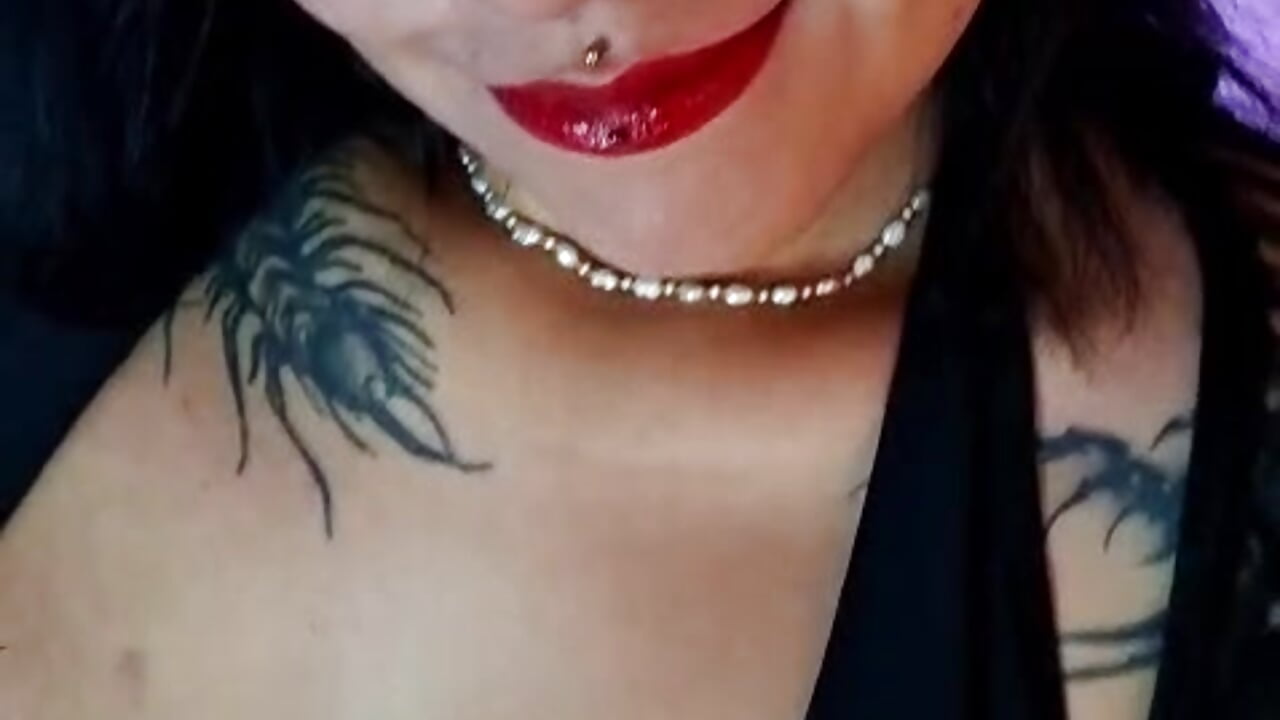 Do you like piercings? Come check mine out 😏 - vidéo du modèle de showcams ivyka_monroe_cn