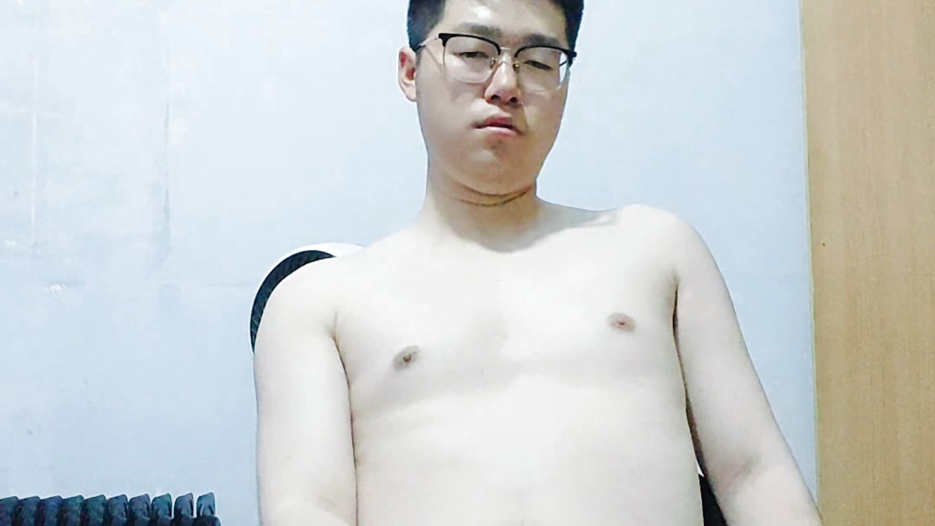 坐在椅子上，射了好多