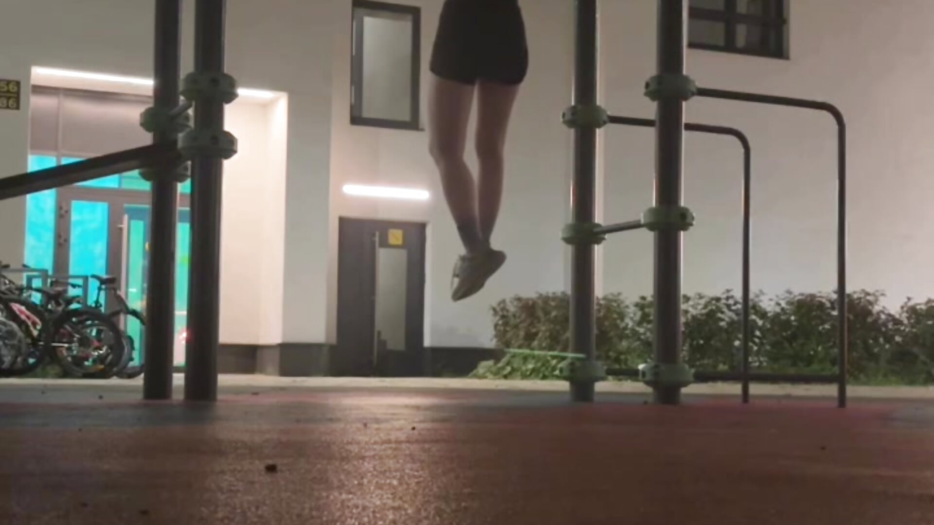 and yet I definitely don’t know how to do pull-ups lol – video af JonaBrazil cam-model