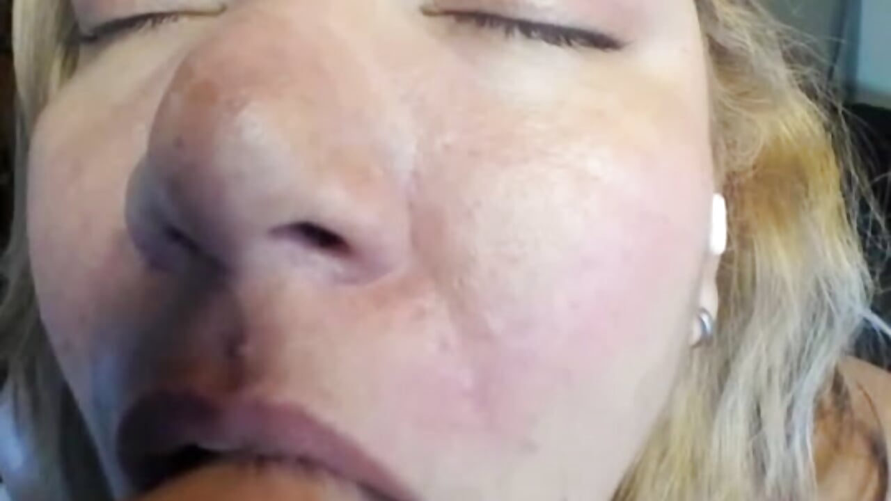 A good morning kiss - Un besito de buenos dias - video by JohanaJuega cam model