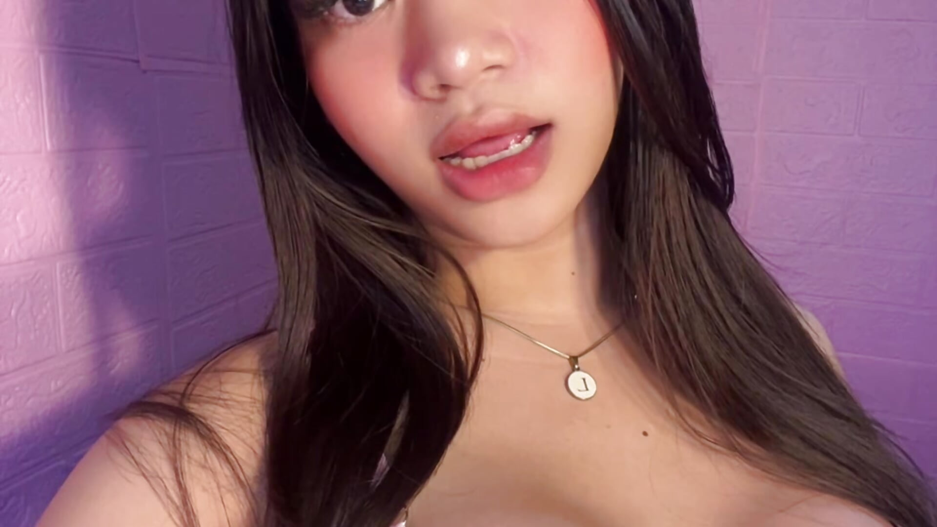 your cute girl laire — filmik Laire_Allure, modela(-lki) na kamerkach