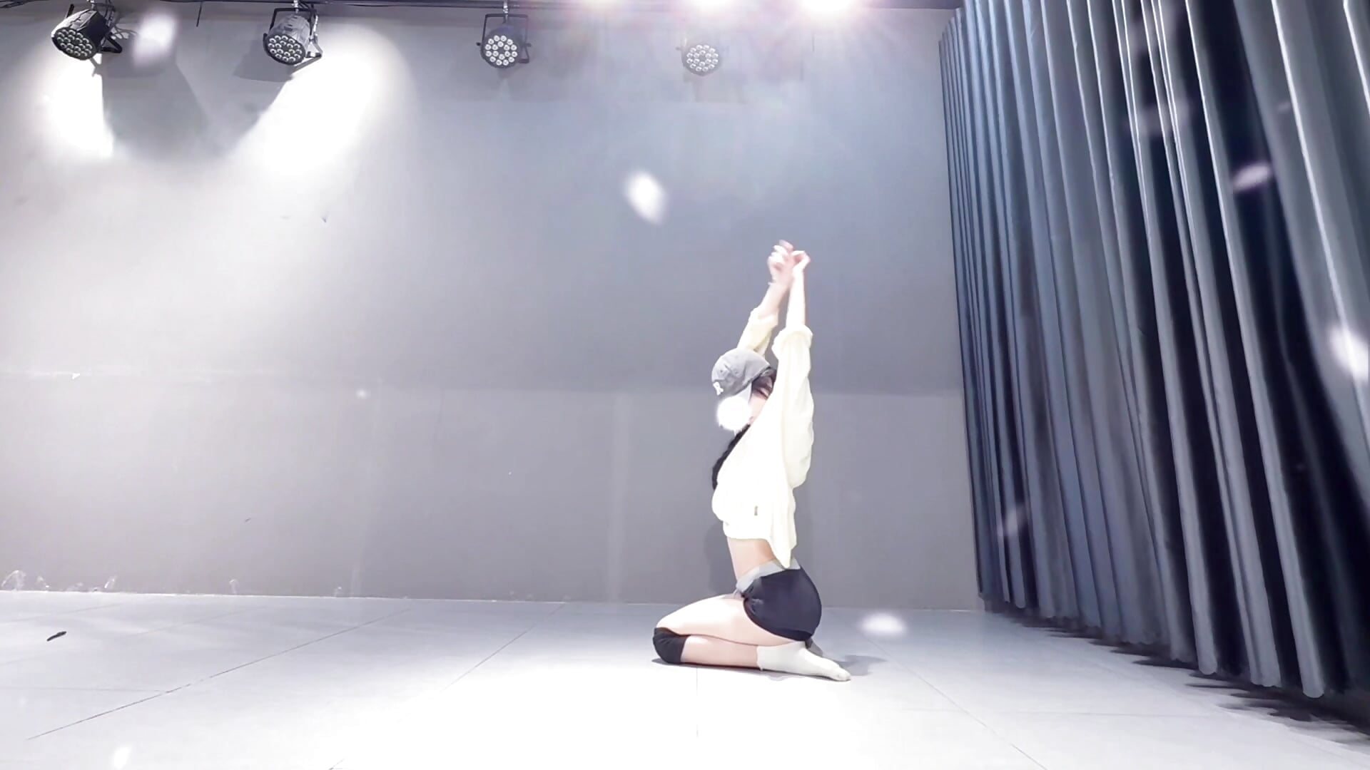 Phi’s solo sexy dance🫣💖 - video oleh model kamera Your-Sunshinee