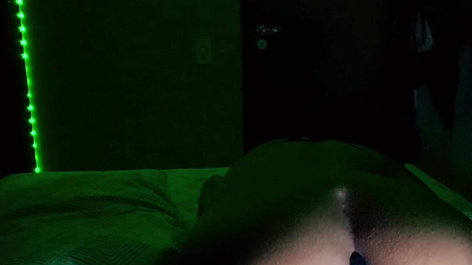 Gozei gostoso sentando no dildo com plug no cuzinho – video od webkamerové modelky Cabocla_BR