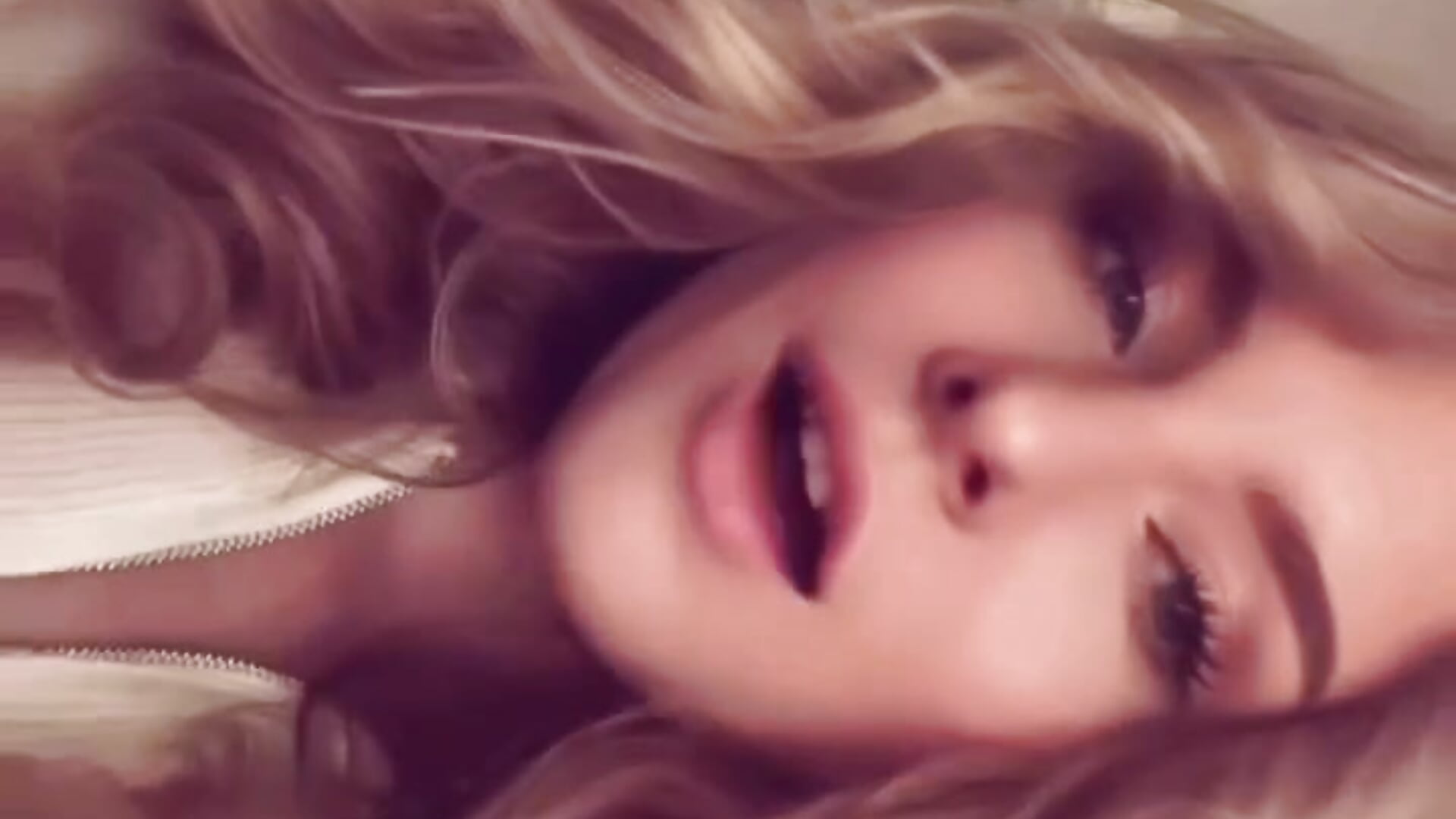 it's mee <3 – video od webkamerové modelky Ashen_Marrow