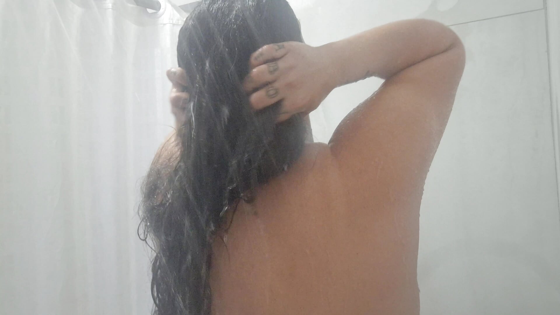SHOWER TEASE - video by FoxiRoxi143 cam model