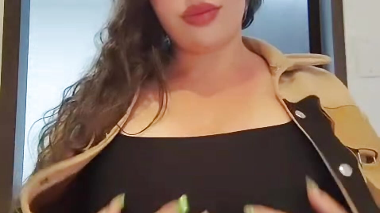 A peek at my outfit 😍－カメラキャストのDaphneVelvetの動画