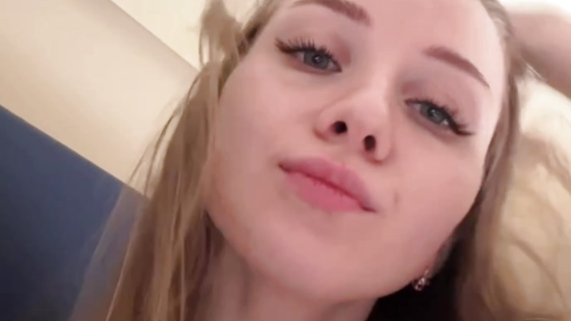 Enjoying myself - clip cu AnabelSinclair model videochat