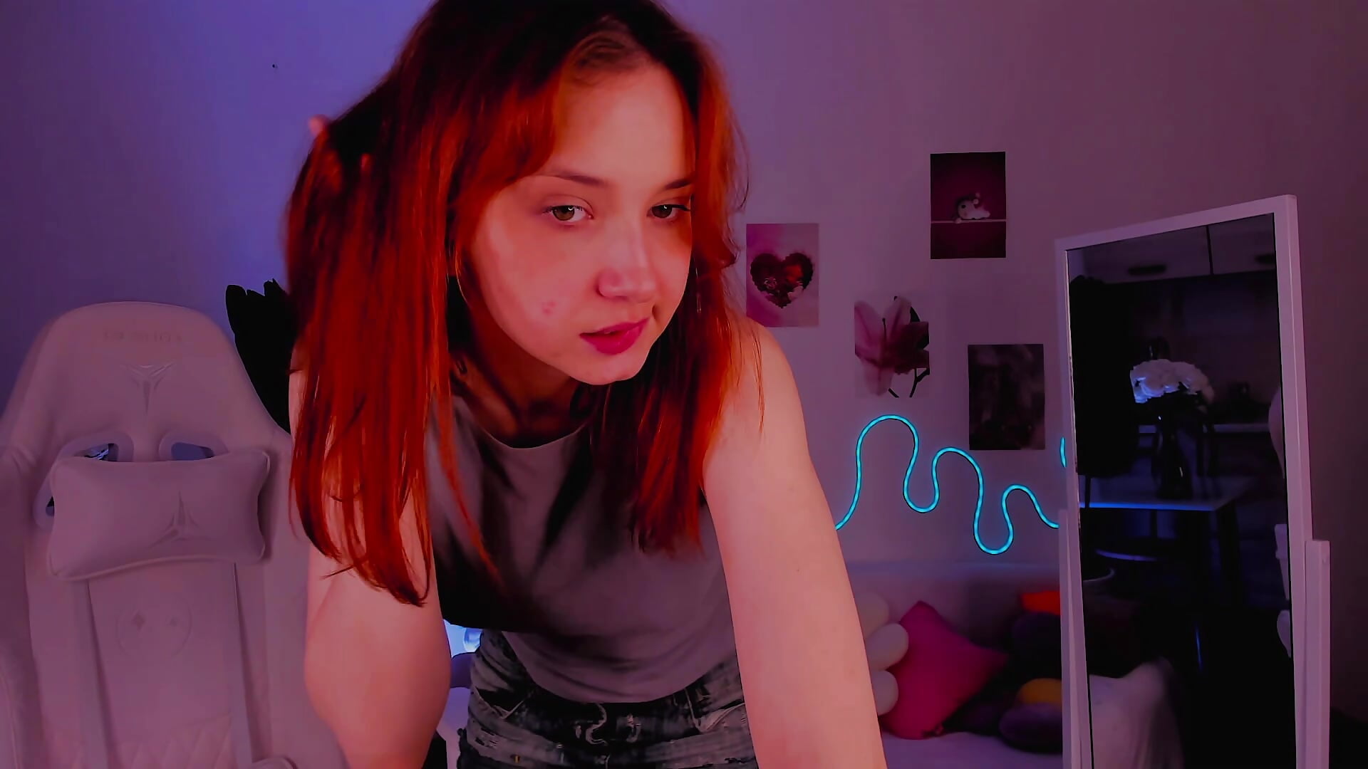 Dancing in my mini skirt - clip cu LittlePeach007 model videochat