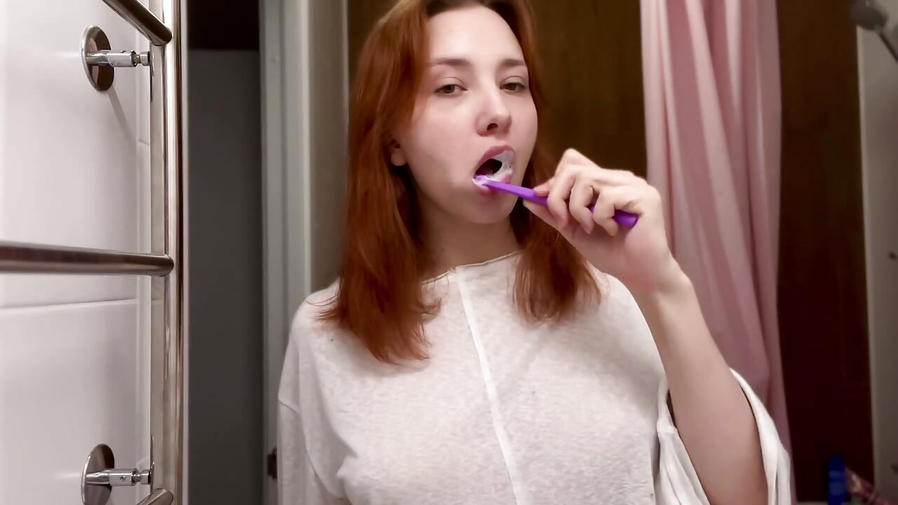 Brushing my teeth - clip cu LittlePeach007 model videochat