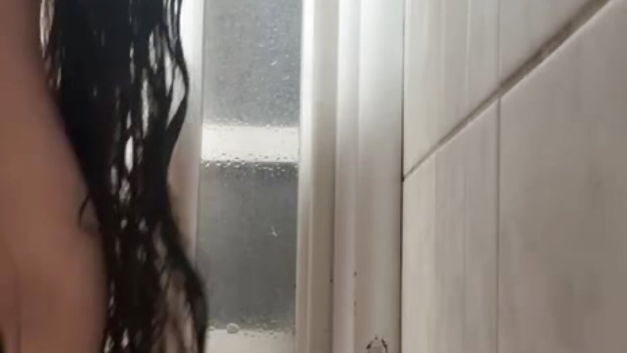 Dildo BJ tief in den Hals in der Badewanne 🛁