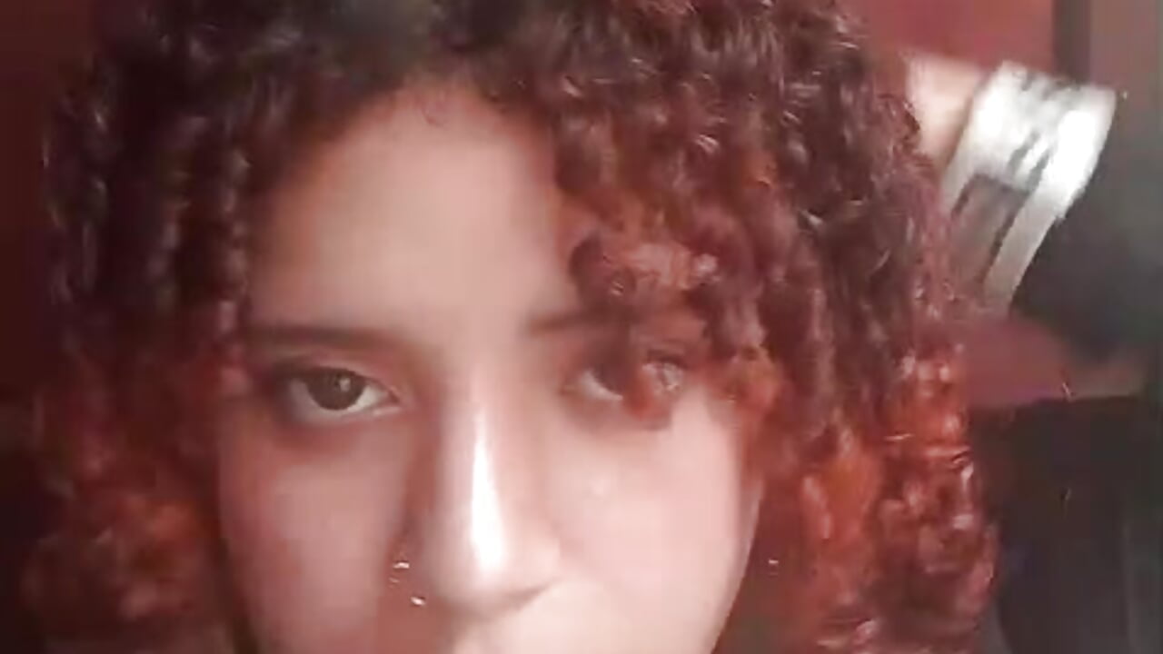 You can tell how much I love my curly hair, hehe 🧡 - vídeo de la modelo de cam Rogue_copper