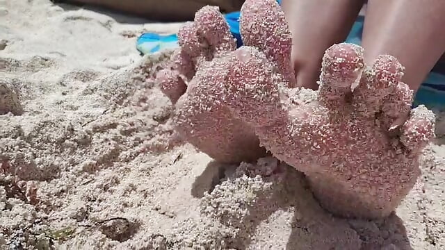 The sea, the sand... and a detail for you 👣