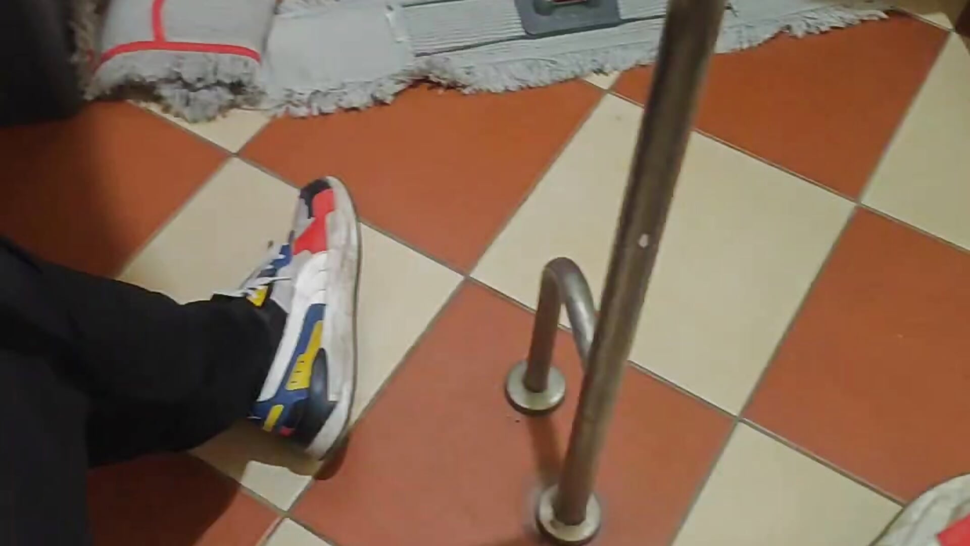 Jerking off oily in a mall restroom - clip cu HairyMaster model videochat