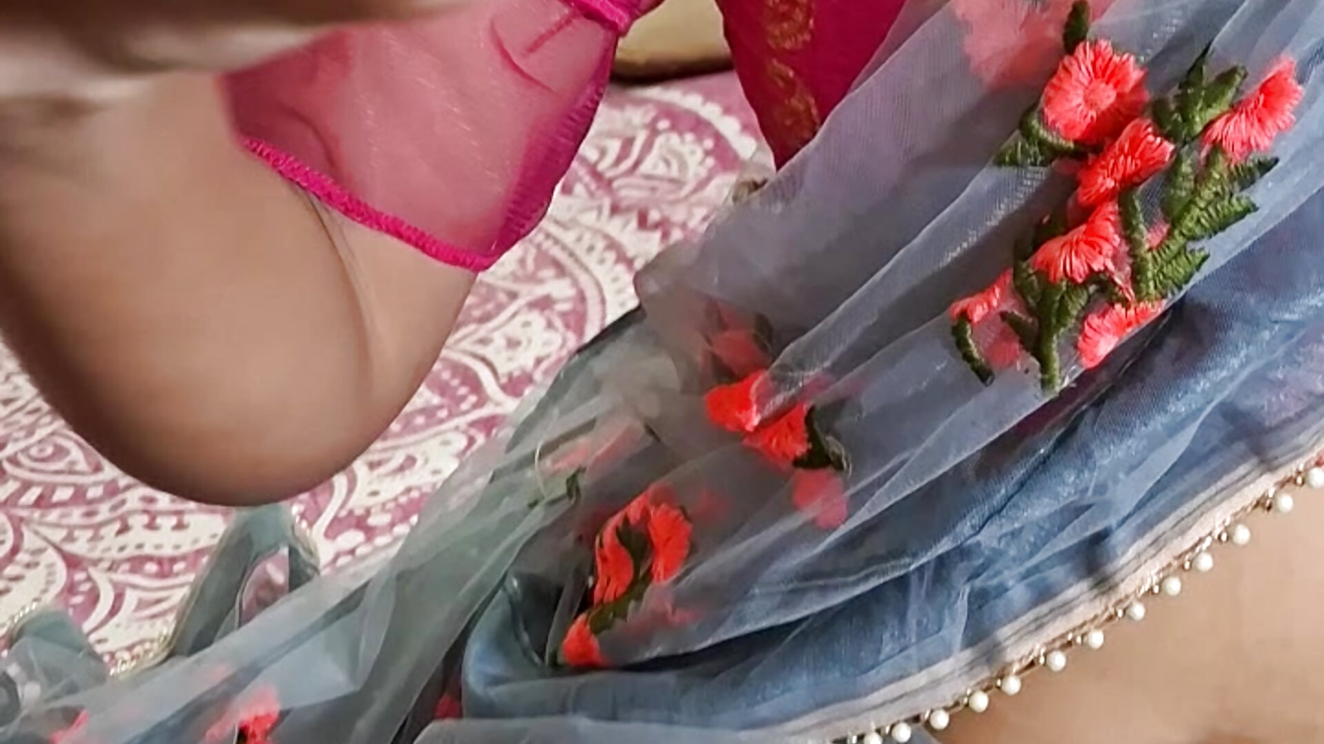 Desi Saree & Blouse. Perfect Handjob , preparation for Blowjob! - видео от уебкам модела CPL_blueberry_IND