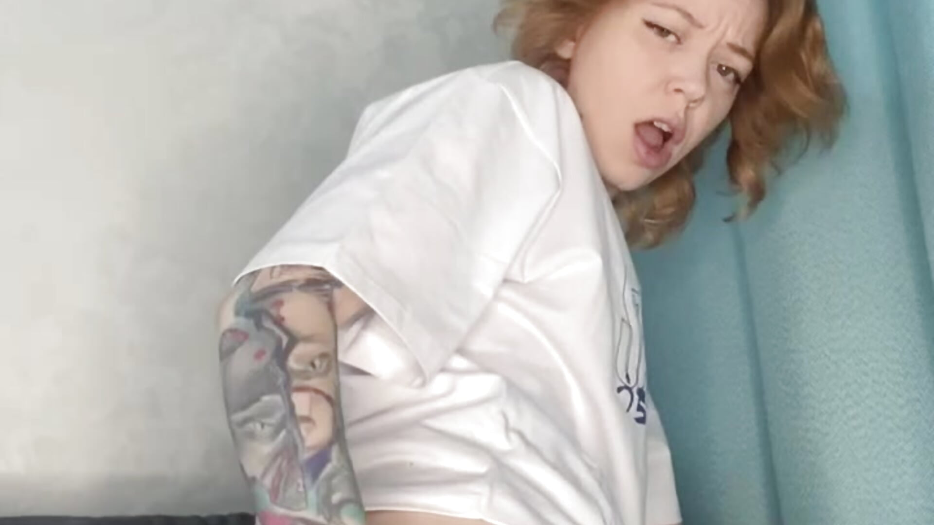 Make my booty red 🍑😏 - video di Sweetly_Emma modella di cam