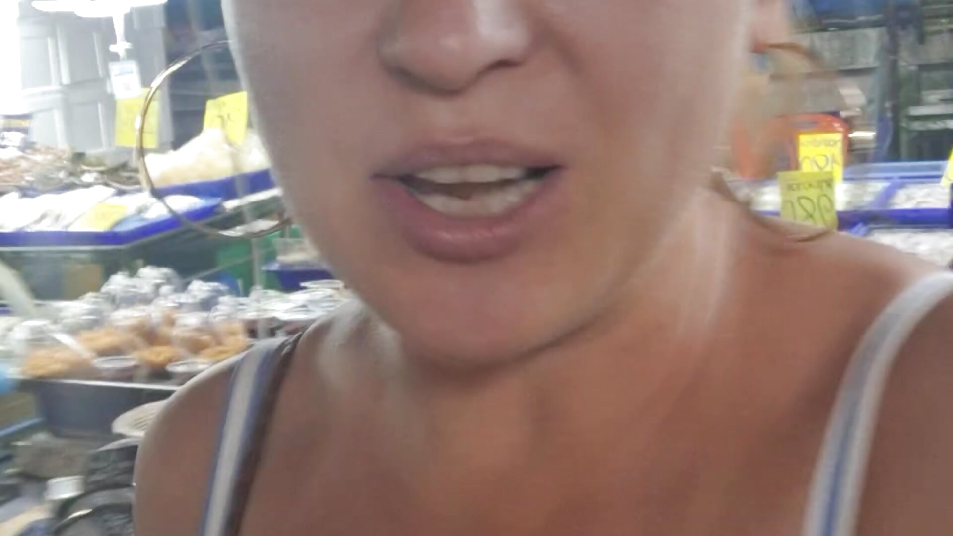 Aria at the fish market - MadDuo adlı kamera modelinin videosu