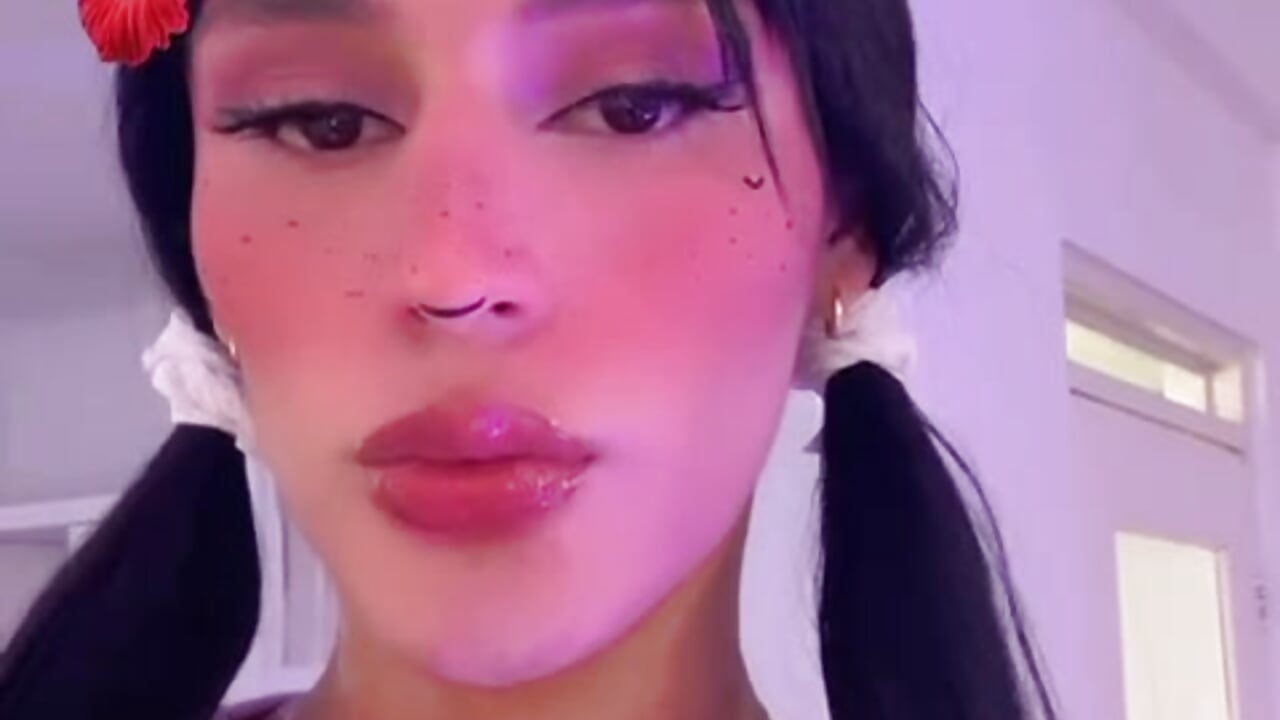 My pretty pretty face - video by ApsaraVictoria cam model