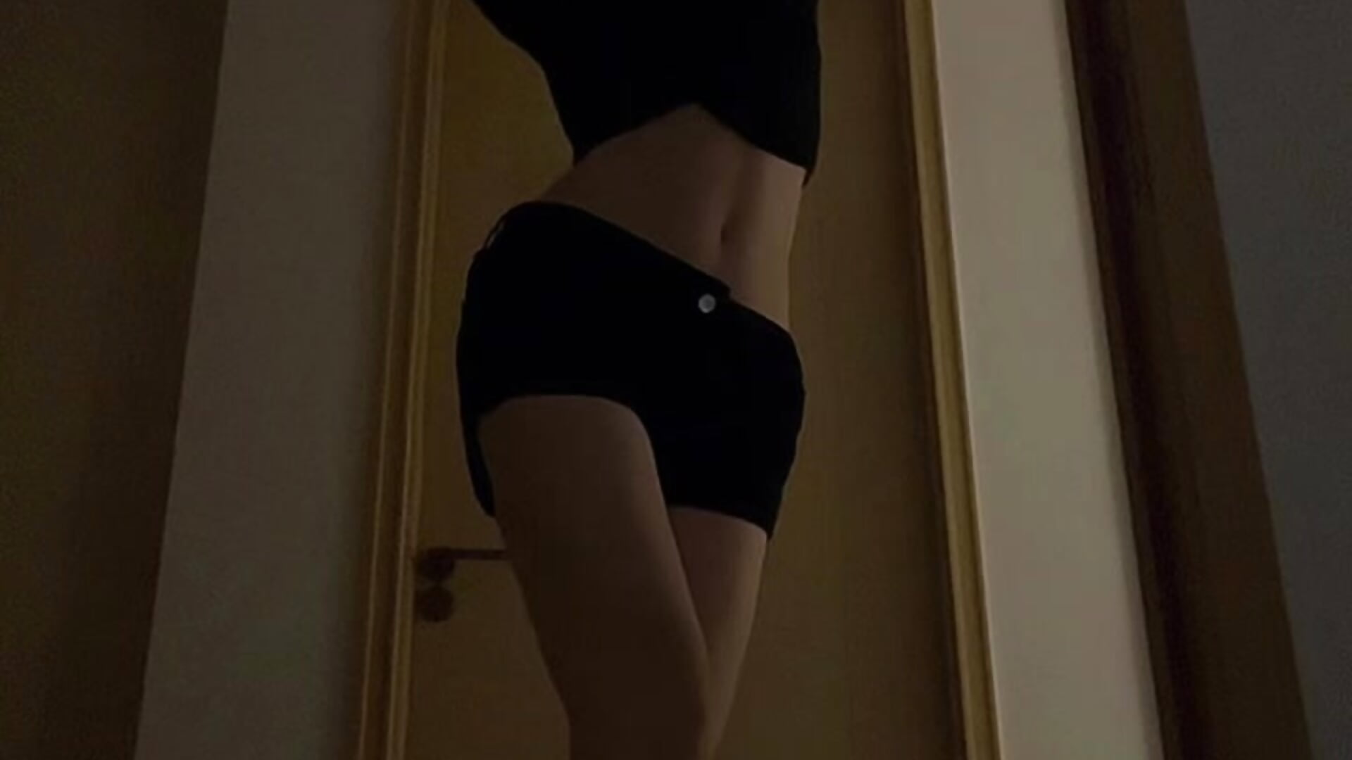 想踹你一脚  又怕你抓住我的高跟鞋不放 - clip cu Annie-3 model videochat