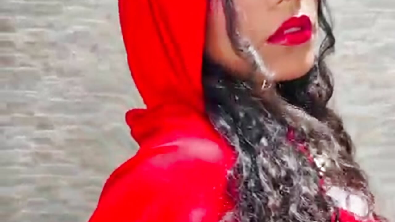 Is there a wolf on the loose around here for this Little Red Riding Hood?👀🐺❤️ - video av SofiaBrock cam-modell
