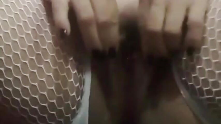 Masturbándo mi viejo coño peludo