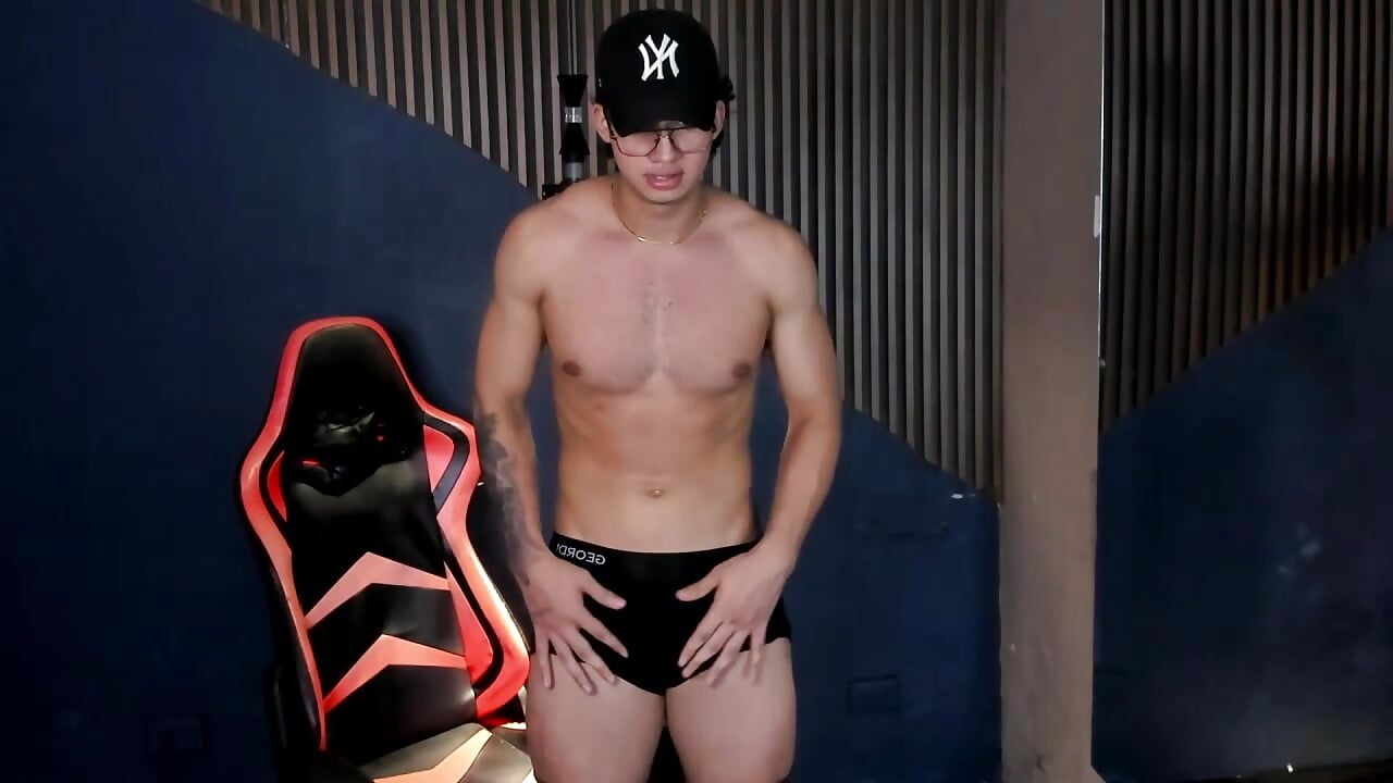 Your big guy is waiting with a hard cock for you to come like a whore - video của người mẫu cam Axxel_Muscle