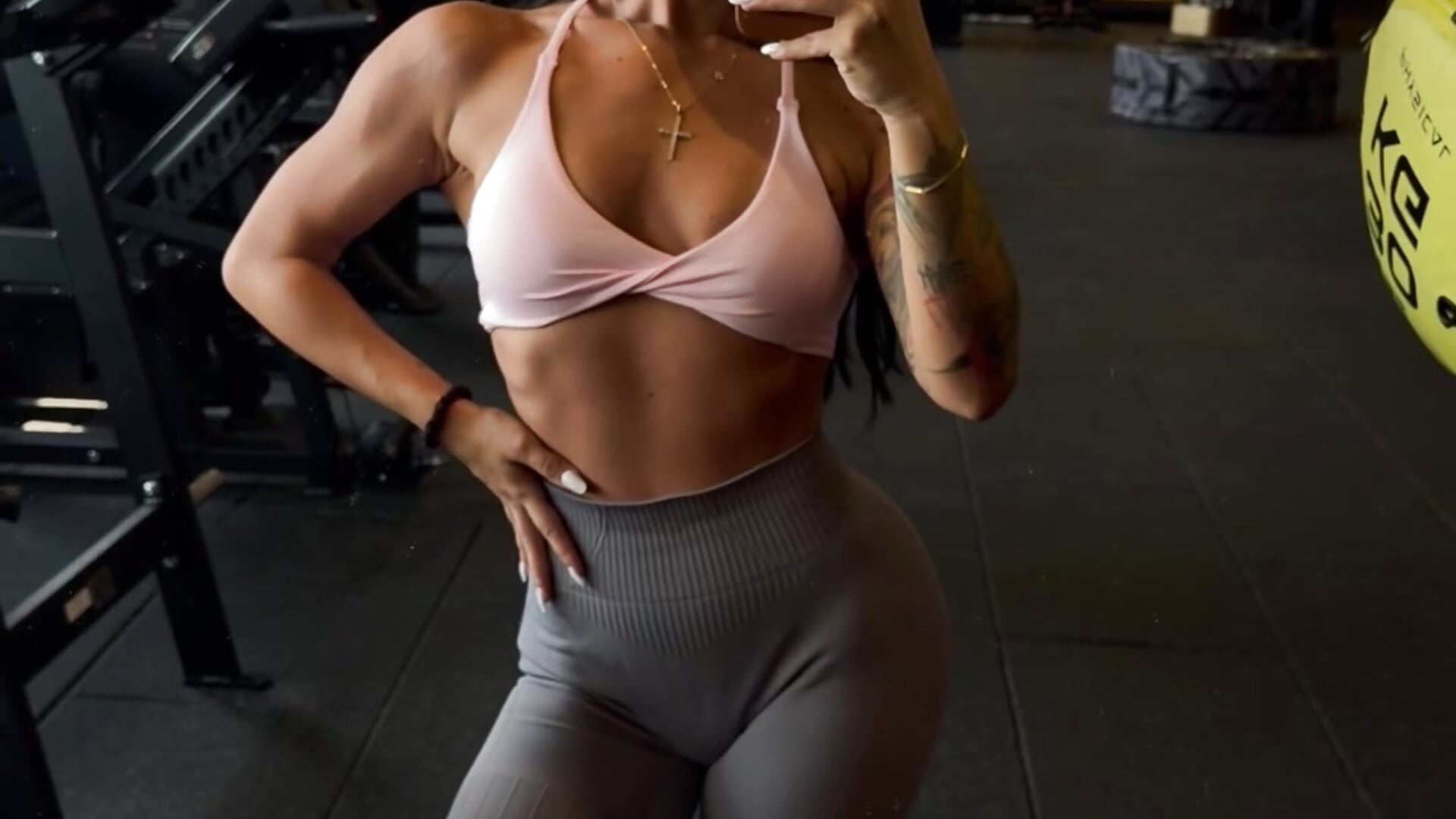 Gym time view - video by EvieRos cam model