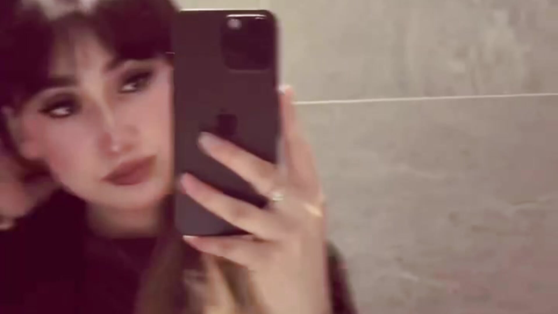 Meow meow – video modela na kameri FurledCover