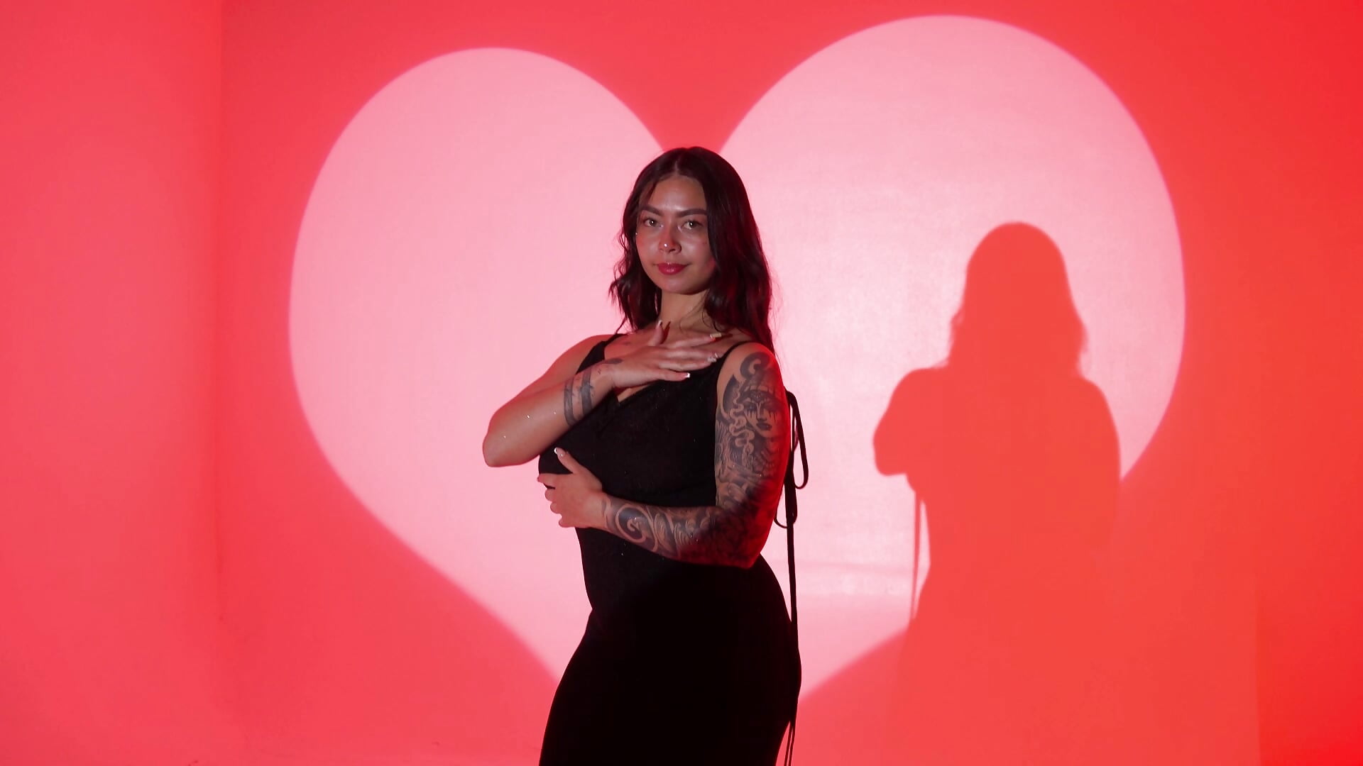 It’s wonderful to celebrate love and friendship come celebrate with me.❤️❤️ - vídeo de la modelo de cam Miaa_Saenz2