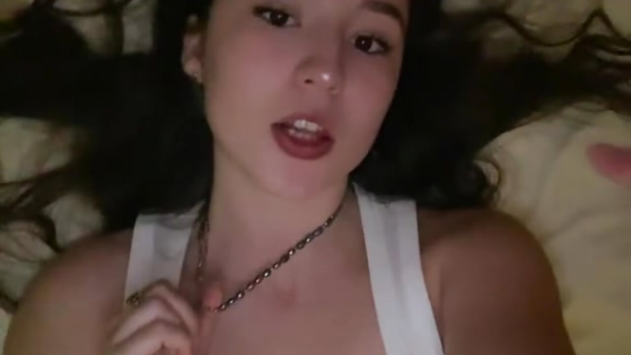 cutie on the bed - video by CrispyVeil