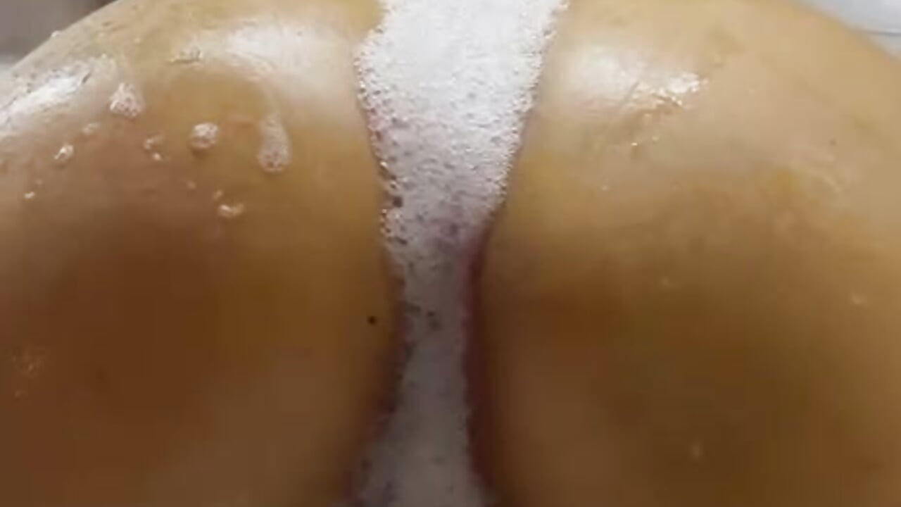 Sexy in the bathtub. - video by Pammela_Smith_1