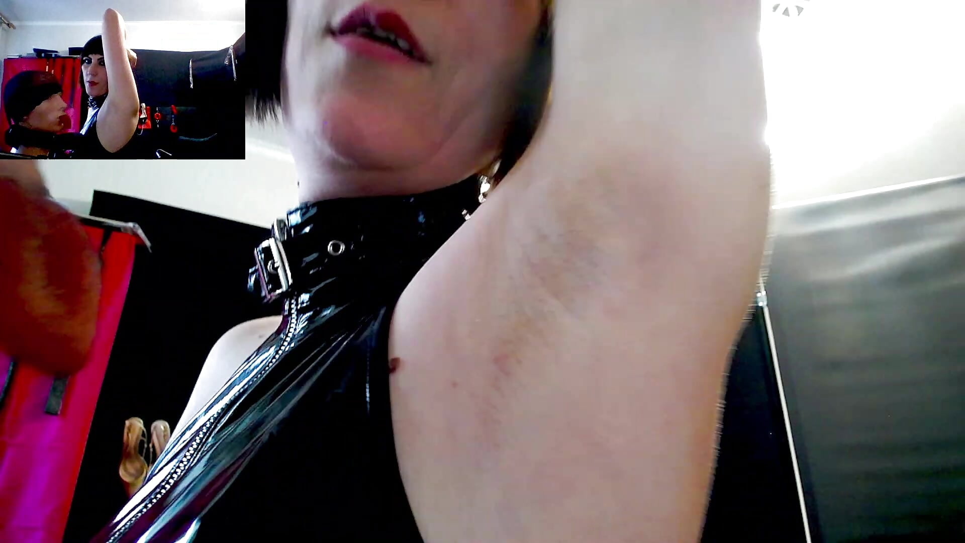 Licks his mistress's armpit – video af VelvetMansionHQ cam-model
