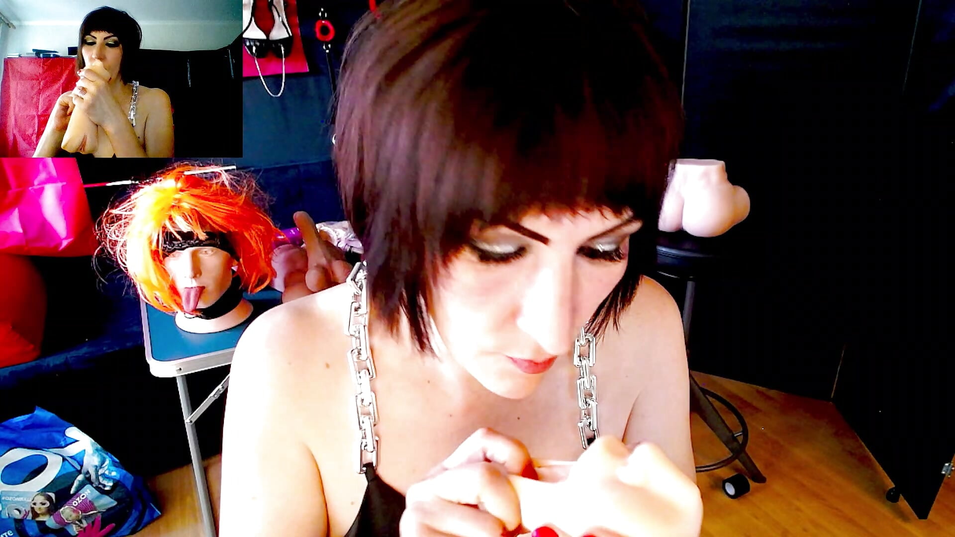 spit in the mouth - video di VelvetMansionHQ modella di cam