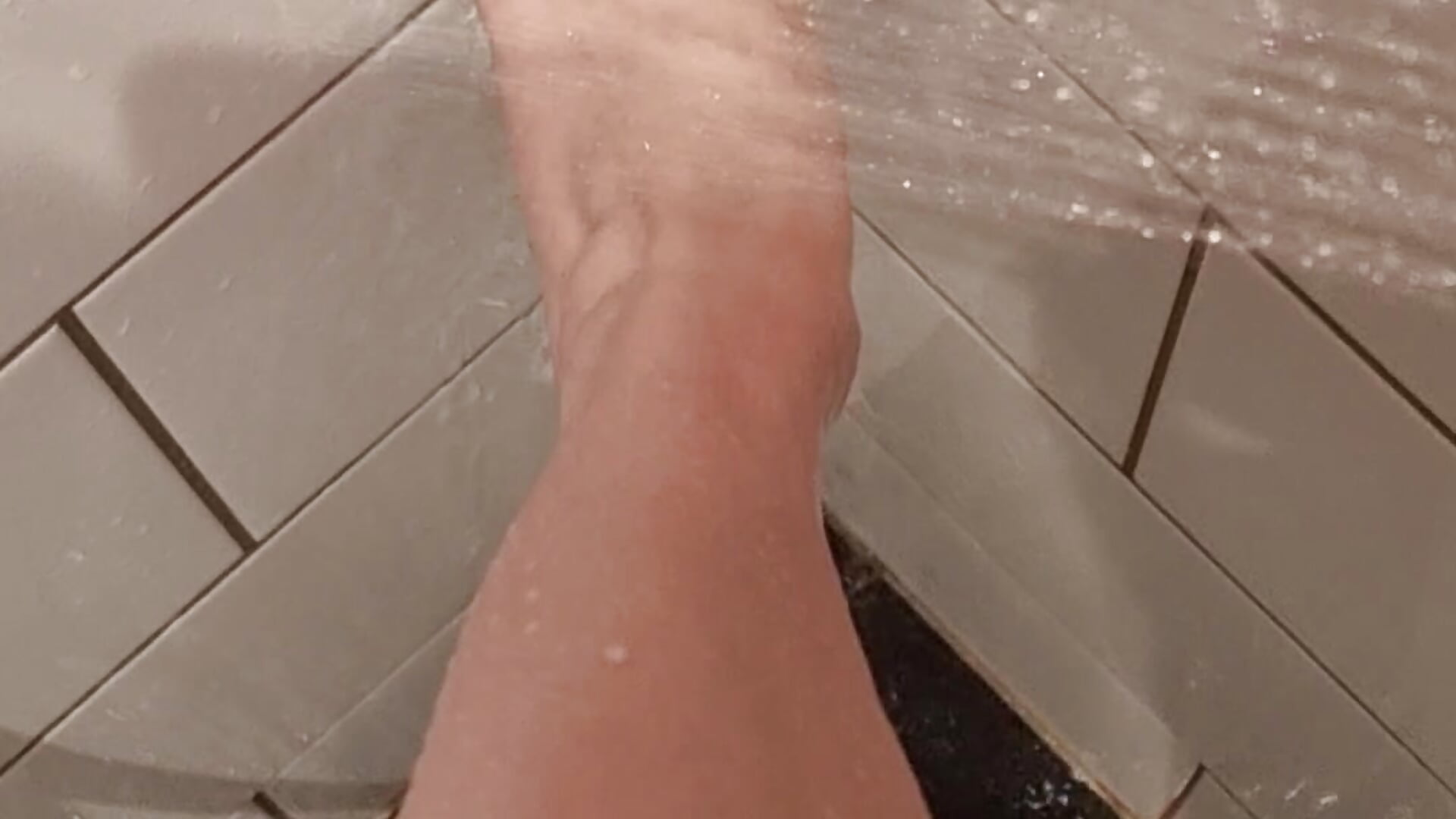 Shower my foot - Vídeo de Lillit_Samael, modelo de vídeos