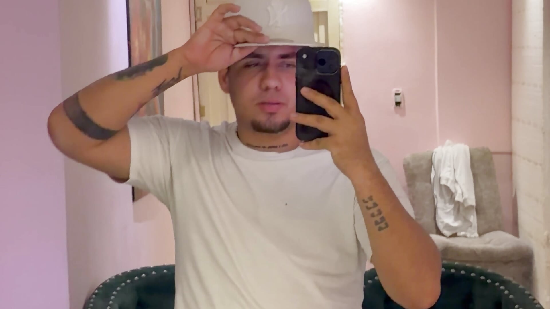 Hello🤍 - video by Iam_Josue- cam model