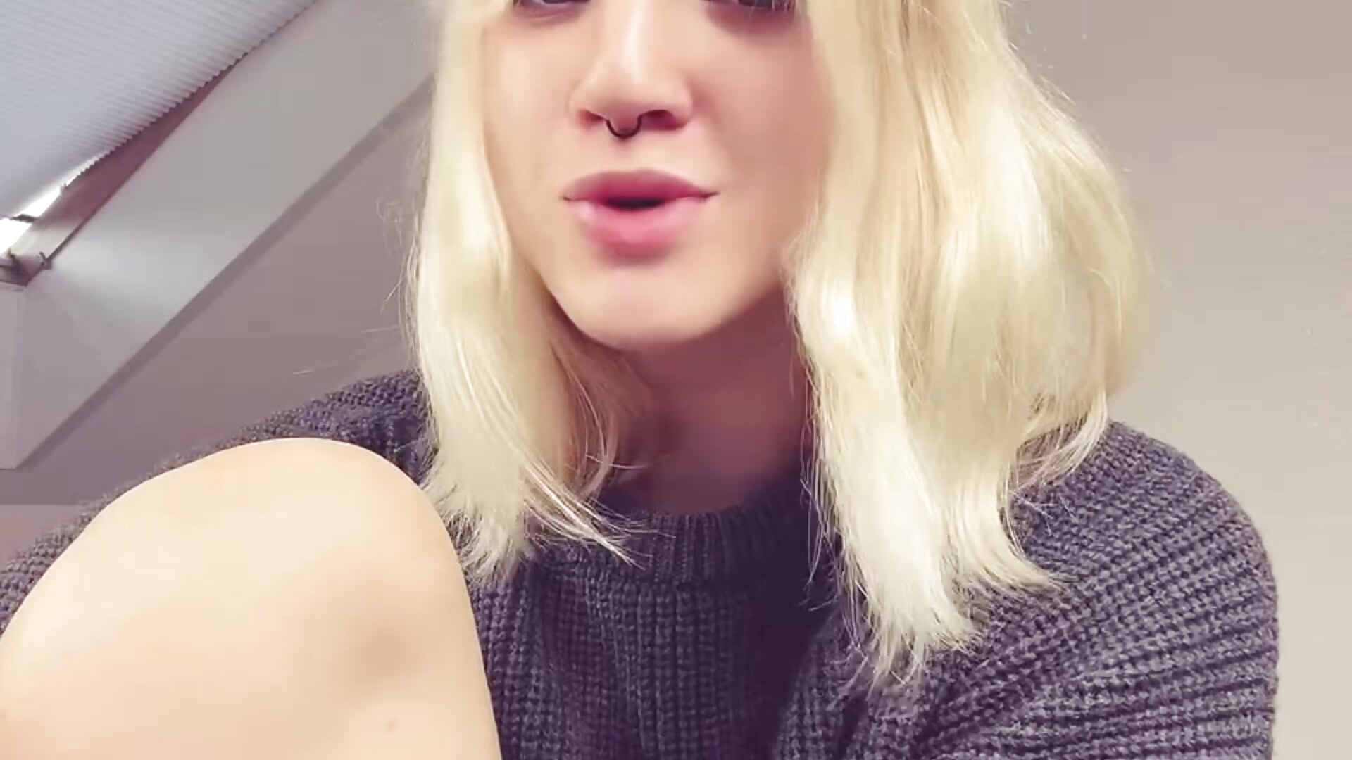 hehe it's cool today, that's why I'm wearing a sweater)－カメラキャストのLilly_Jhonassの動画