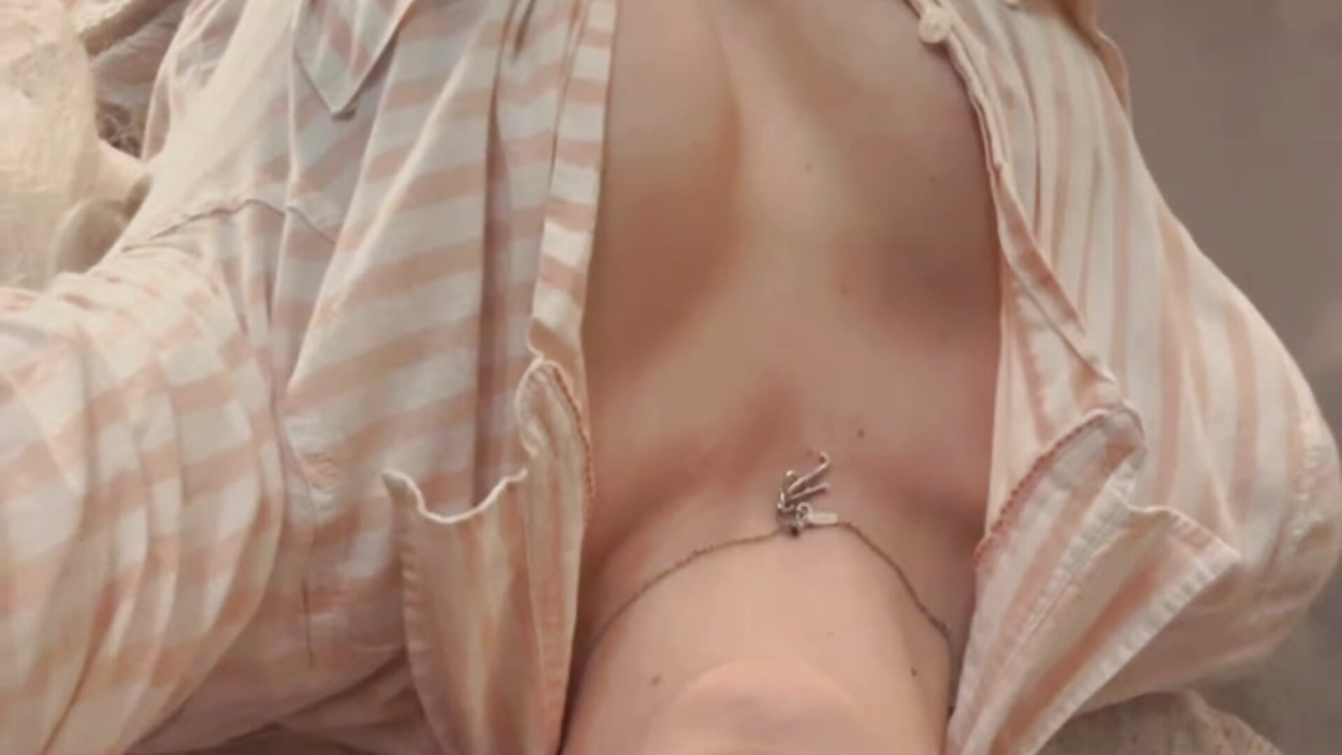 look at u - 視頻由 ElsaJeanX 主播提供