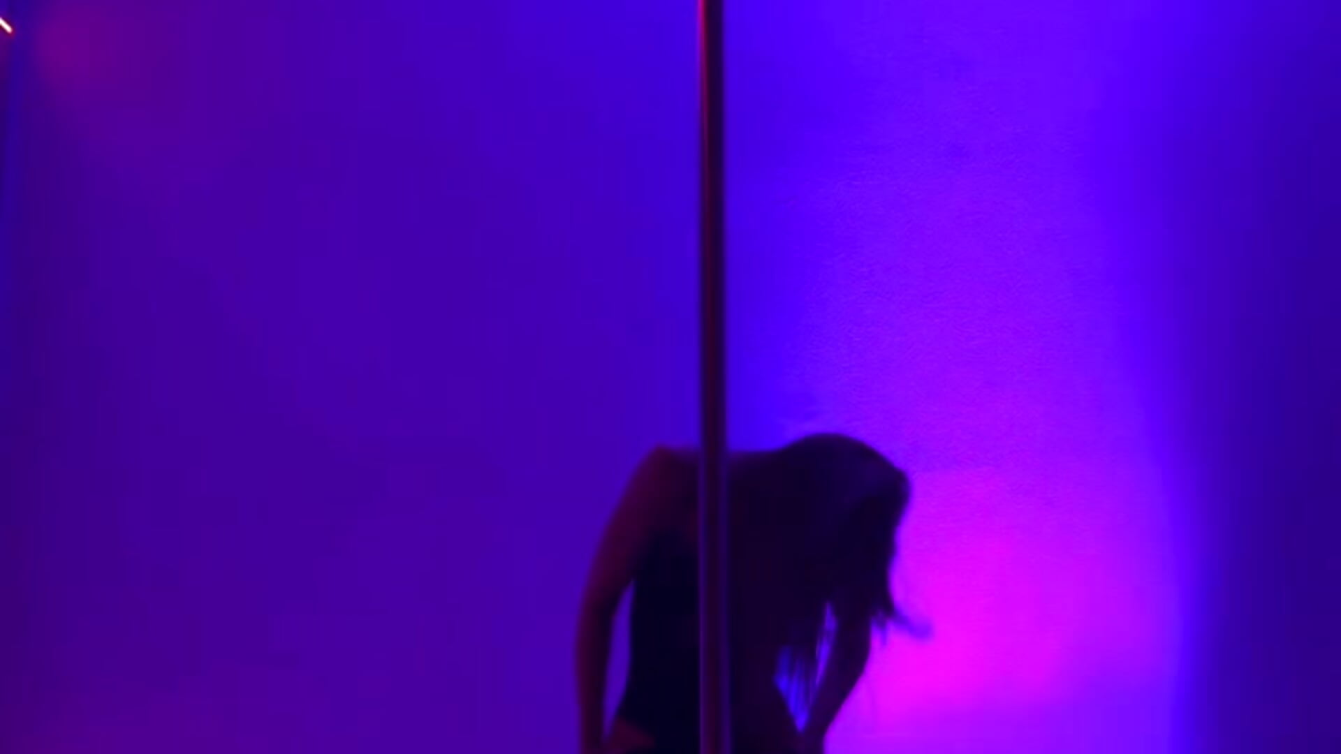 Pole Dance - clip cu Alice_in_Bloom model videochat