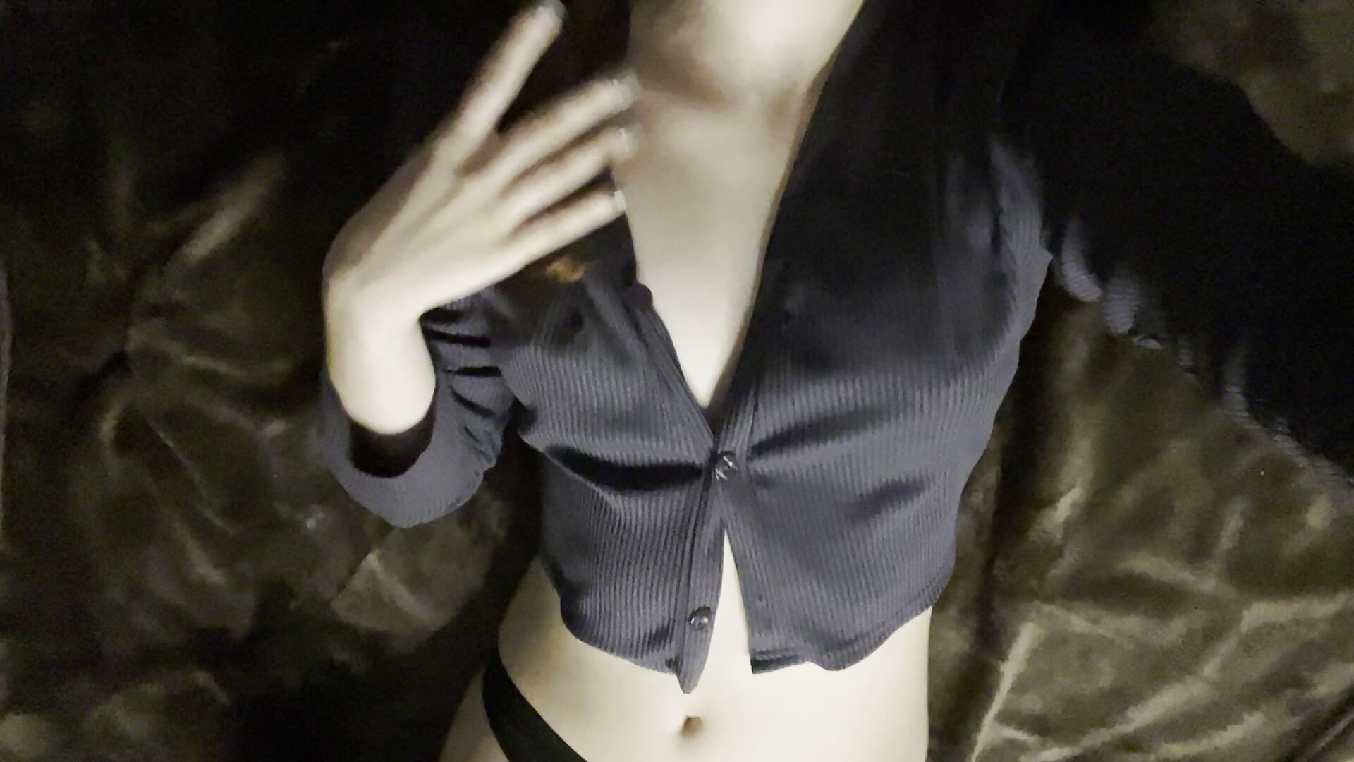 🤫 – video modela na kameri Kalimerra