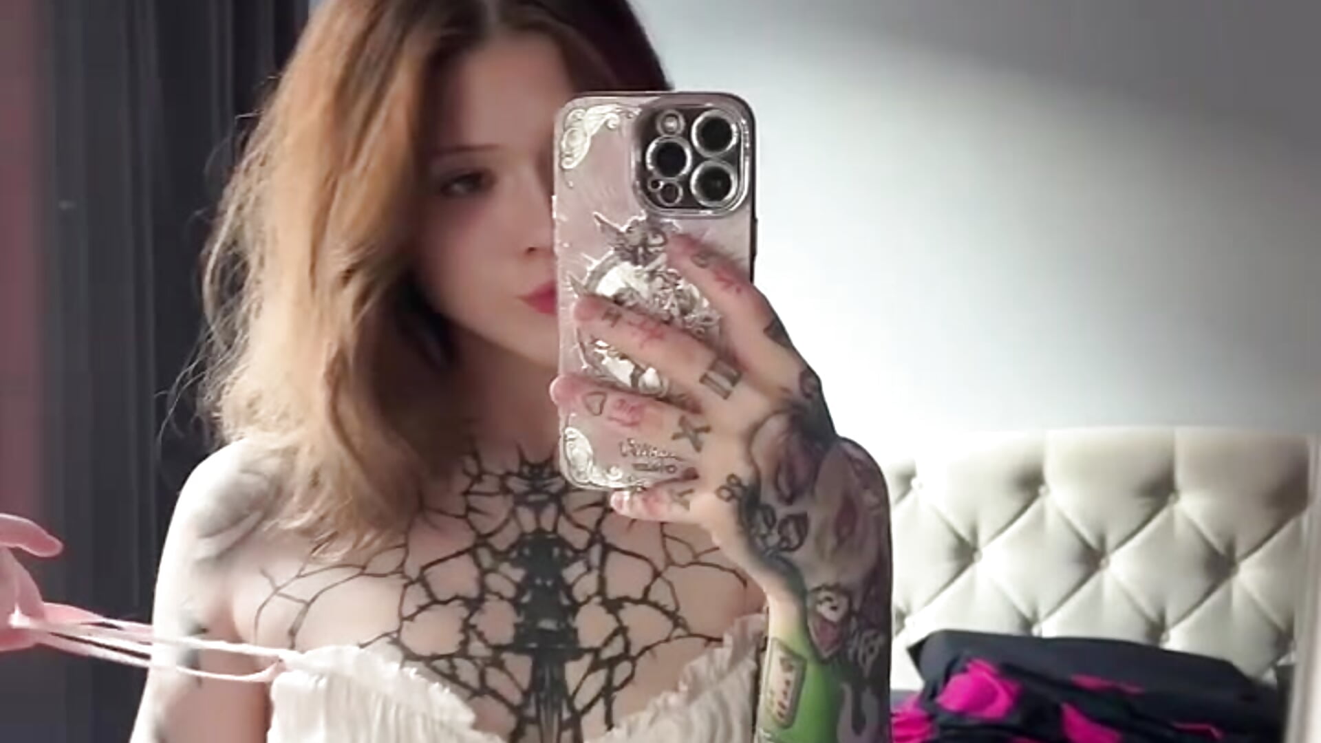 I am me – video af OopsieBaby cam-model