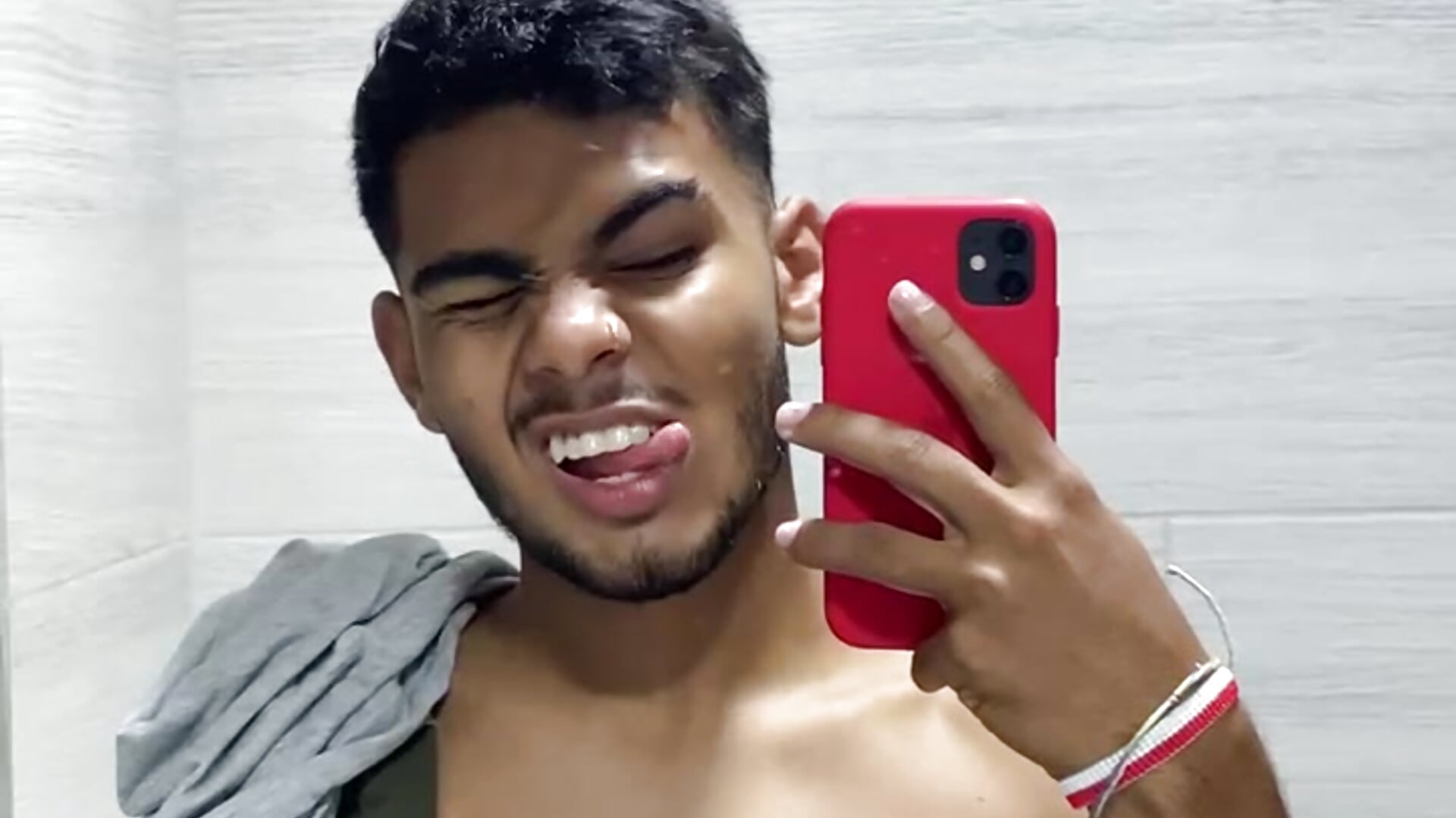 Before take a shower🚿 – video modela na kameri Peter_Kink