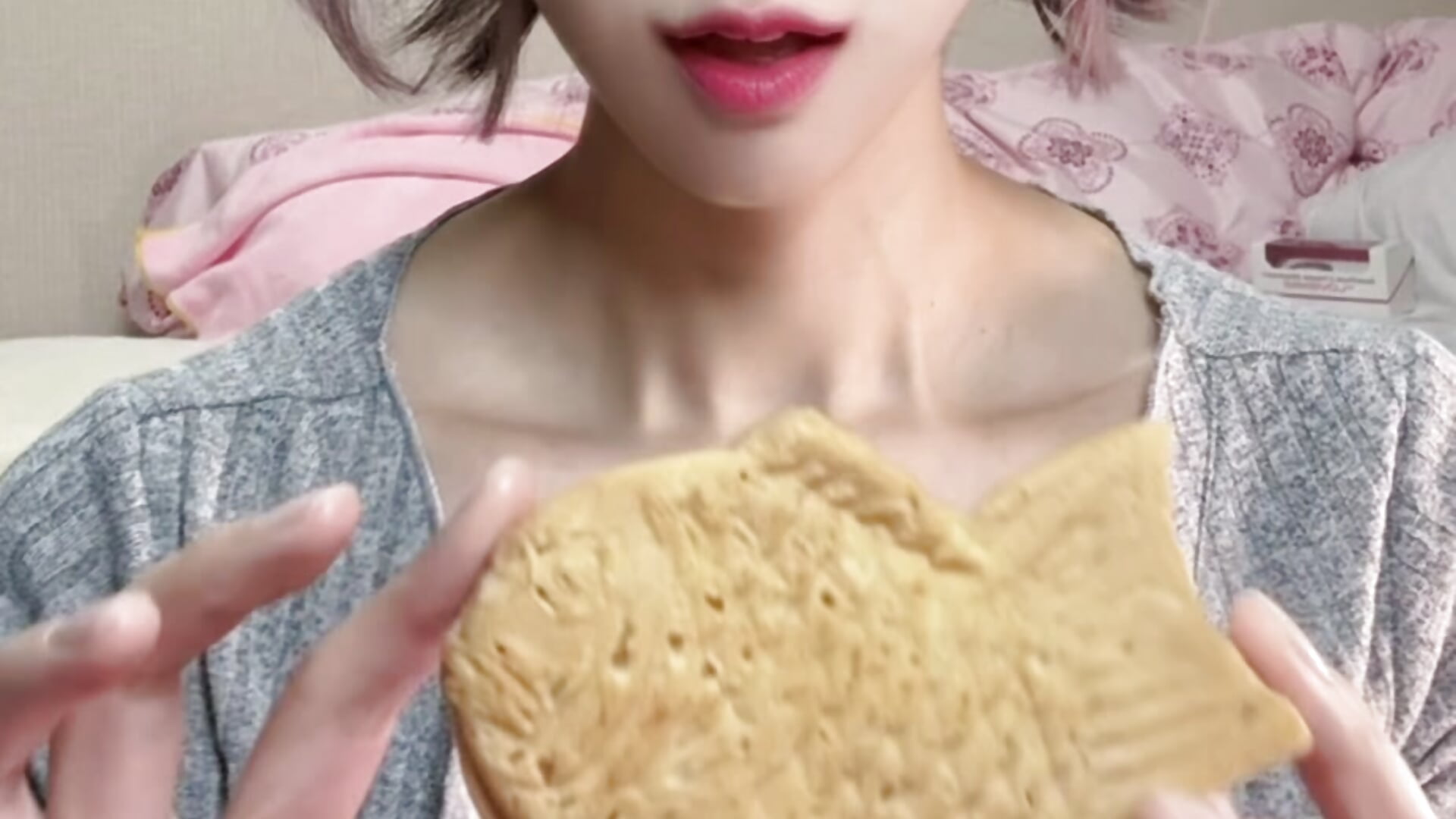 たい焼きもぐもぐ❤︎ - video by Ayase_JP