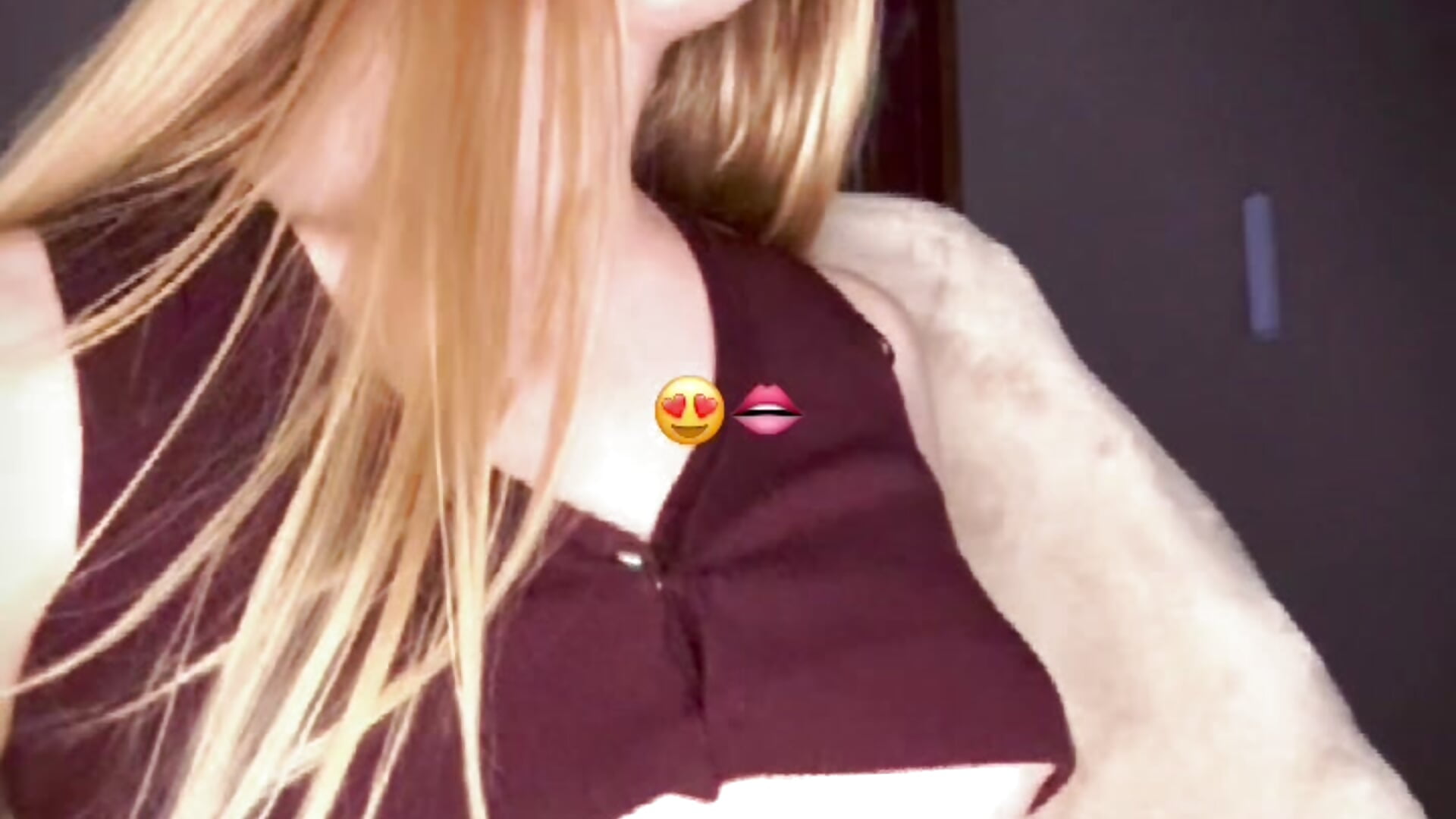 Teasing with boobies😜 - Vídeo de DarimBlondie, modelo de vídeos