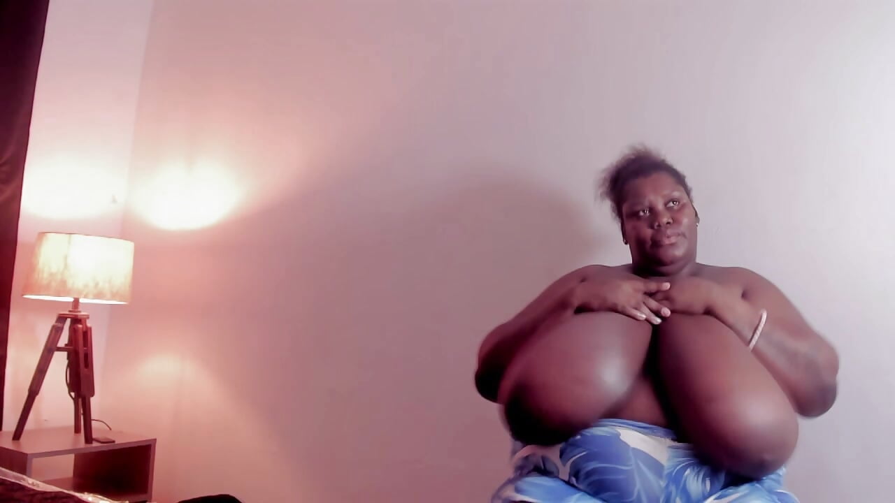 MY BIG TITS - Vídeo de EvelynBlak1, modelo de vídeos