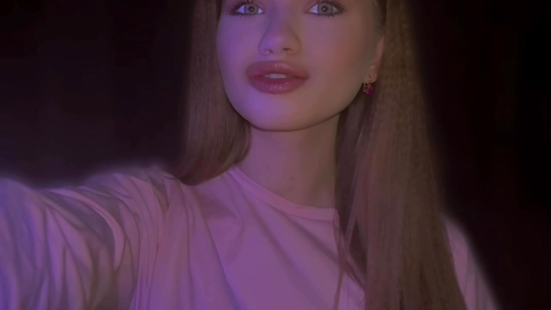 its me– EarlineStrojnys kameramodell videója