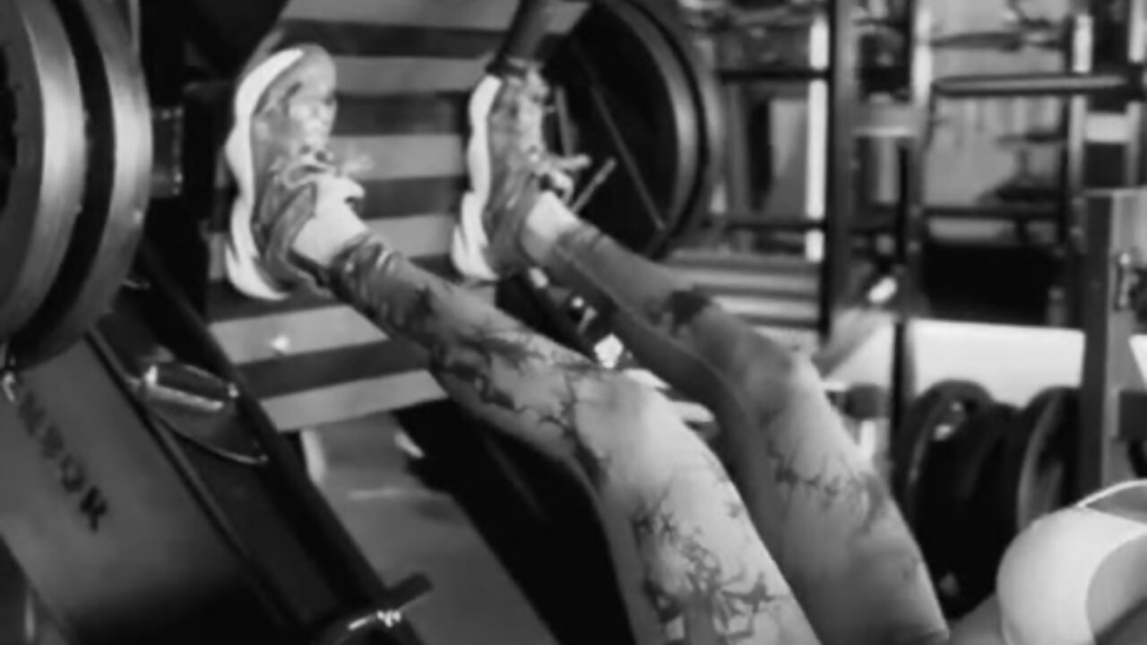 Today I train my leg, tomorrow it's your turn to make me shake – video modela na kameri Francesca_Skuirt