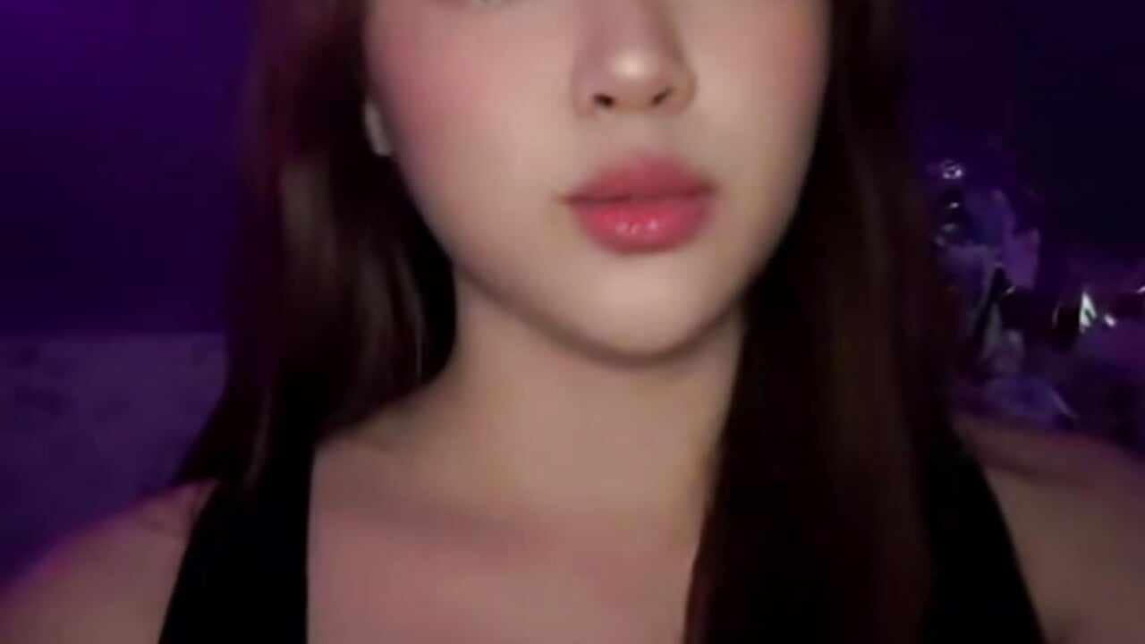 All eyes on me - video by LelaHyske cam model