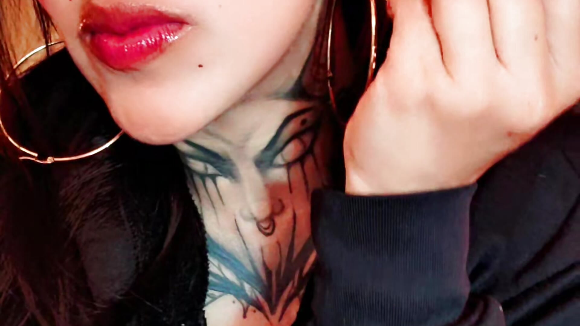 I'm sweet until you tease me. 🍯🔥 - video by Gahia_Thompson cam model